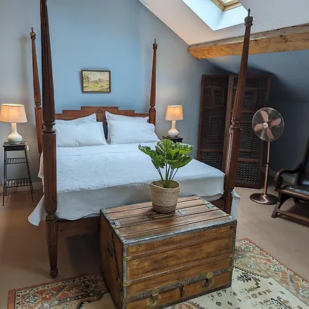 Chateau De Thuries بيت للعطل